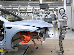 侧：裁判席引入了世界技术大赛金牌得从